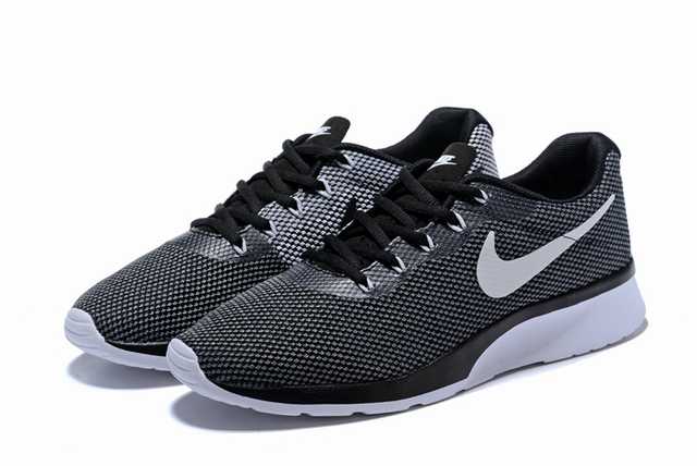 Les baskets Nike Tanjun Femme sont un témoignage de l'engagement de Nike à combiner style et innovation.