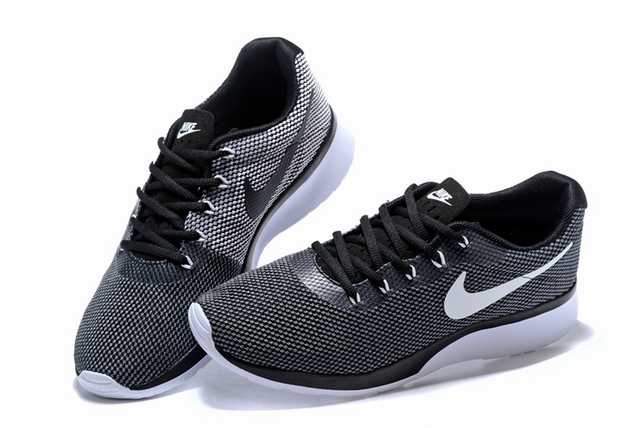 Les baskets Nike Tanjun Femme sont un témoignage de l'engagement de Nike à combiner style et innovation.