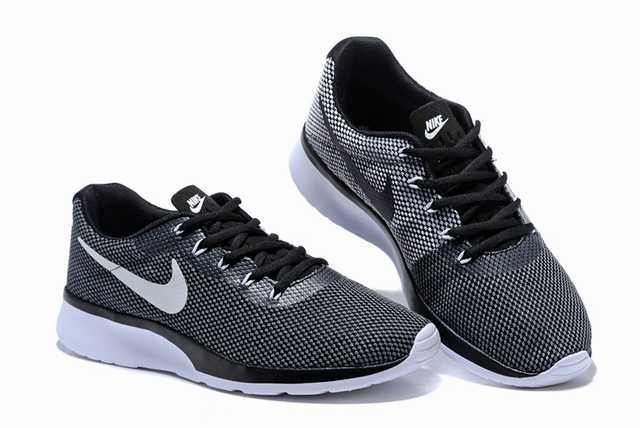 Les baskets Nike Tanjun Femme sont un témoignage de l'engagement de Nike à combiner style et innovation.