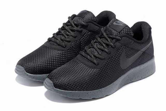 Les baskets Nike Tanjun Femme sont un témoignage de l'engagement de Nike à combiner style et innovation.