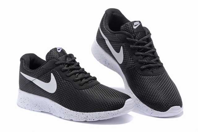 Les baskets Nike Tanjun Femme sont un témoignage de l'engagement de Nike à combiner style et innovation.