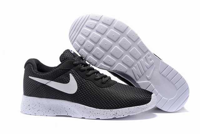 Les baskets Nike Tanjun Femme sont un témoignage de l'engagement de Nike à combiner style et innovation.