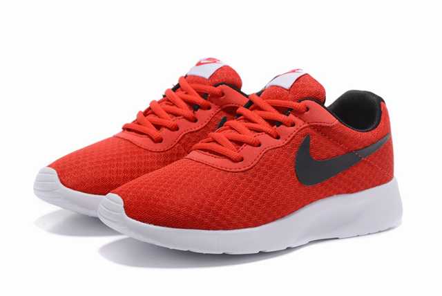 Les baskets Nike Tanjun Femme sont un témoignage de l'engagement de Nike à combiner style et innovation.