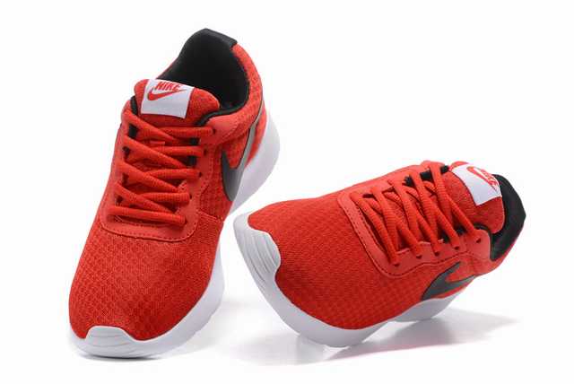 Les baskets Nike Tanjun Femme sont un témoignage de l'engagement de Nike à combiner style et innovation.