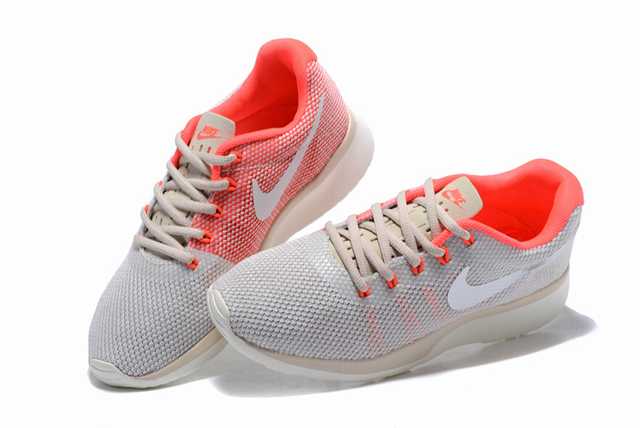 Les baskets Nike Tanjun Femme sont un témoignage de l'engagement de Nike à combiner style et innovation.