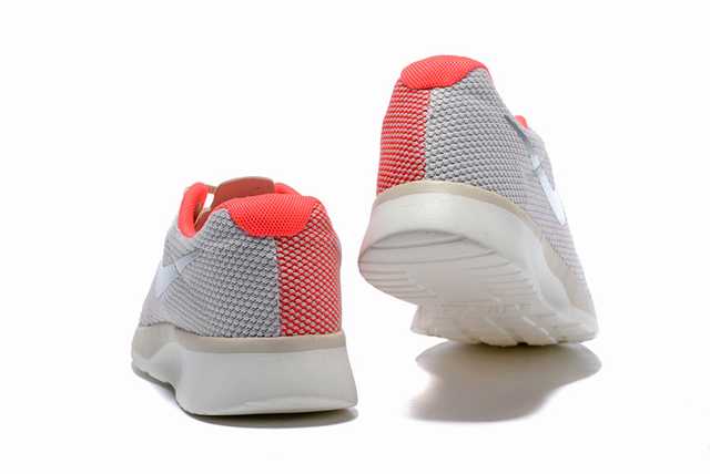 Les baskets Nike Tanjun Femme sont un témoignage de l'engagement de Nike à combiner style et innovation.