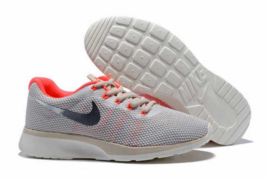 Les baskets Nike Tanjun Femme sont un témoignage de l'engagement de Nike à combiner style et innovation.