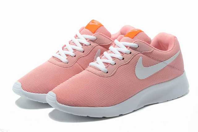 Les baskets Nike Tanjun Femme sont un témoignage de l'engagement de Nike à combiner style et innovation.