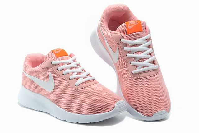 Les baskets Nike Tanjun Femme sont un témoignage de l'engagement de Nike à combiner style et innovation.