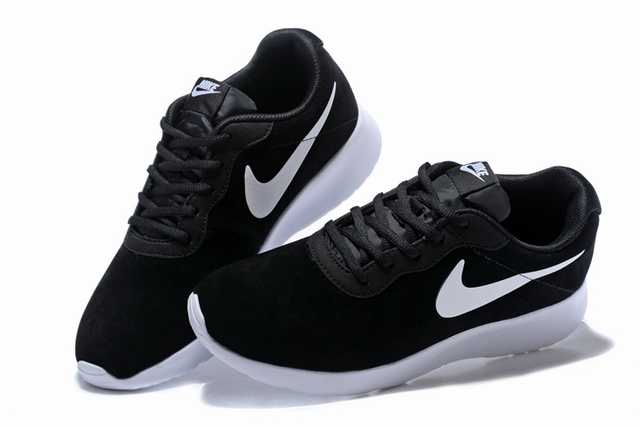 Les baskets Nike Tanjun Femme sont un témoignage de l'engagement de Nike à combiner style et innovation.