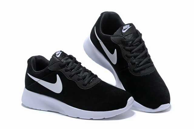 Les baskets Nike Tanjun Femme sont un témoignage de l'engagement de Nike à combiner style et innovation.