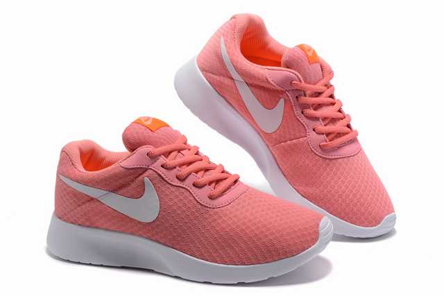 Les baskets Nike Tanjun Femme sont un témoignage de l'engagement de Nike à combiner style et innovation.