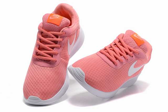 Les baskets Nike Tanjun Femme sont un témoignage de l'engagement de Nike à combiner style et innovation.