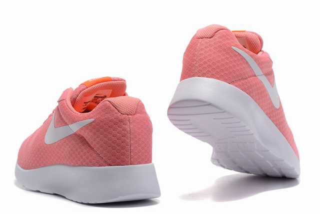 Les baskets Nike Tanjun Femme sont un témoignage de l'engagement de Nike à combiner style et innovation.