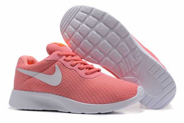 Les baskets Nike Tanjun Femme sont un témoignage de l'engagement de Nike à combiner style et innovation.