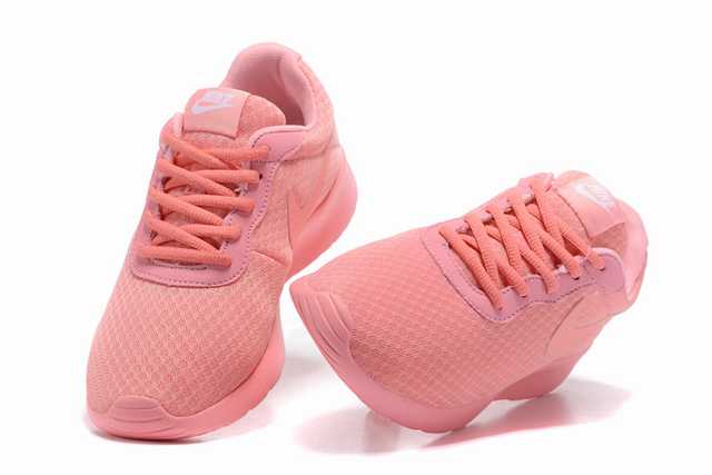 Les baskets Nike Tanjun Femme sont un témoignage de l'engagement de Nike à combiner style et innovation.