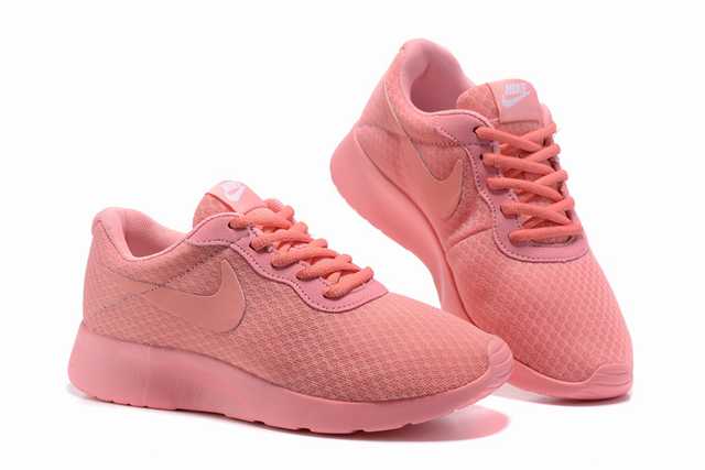 Les baskets Nike Tanjun Femme sont un témoignage de l'engagement de Nike à combiner style et innovation.