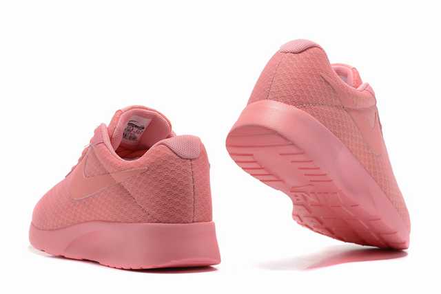 Les baskets Nike Tanjun Femme sont un témoignage de l'engagement de Nike à combiner style et innovation.