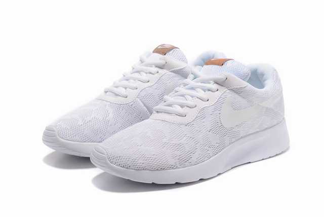 Les baskets Nike Tanjun Femme sont un témoignage de l'engagement de Nike à combiner style et innovation.
