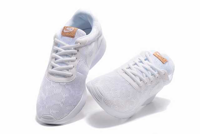 Les baskets Nike Tanjun Femme sont un témoignage de l'engagement de Nike à combiner style et innovation.