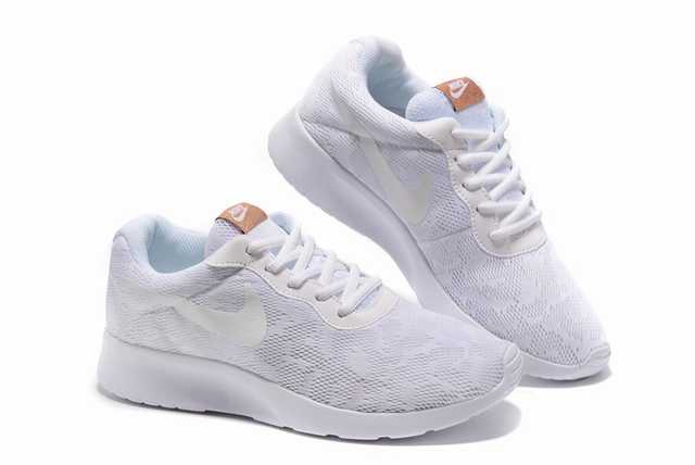 Les baskets Nike Tanjun Femme sont un témoignage de l'engagement de Nike à combiner style et innovation.