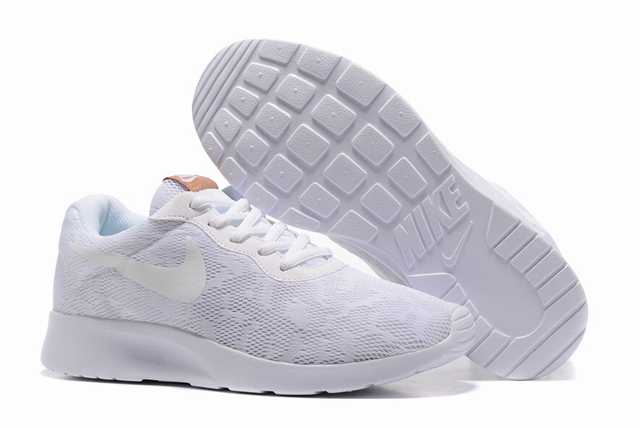 Les baskets Nike Tanjun Femme sont un témoignage de l'engagement de Nike à combiner style et innovation.