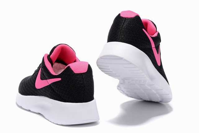 Les baskets Nike Tanjun Femme sont un témoignage de l'engagement de Nike à combiner style et innovation.