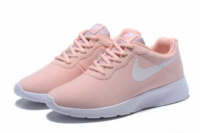 Les baskets Nike Tanjun Femme sont un témoignage de l'engagement de Nike à combiner style et innovation.