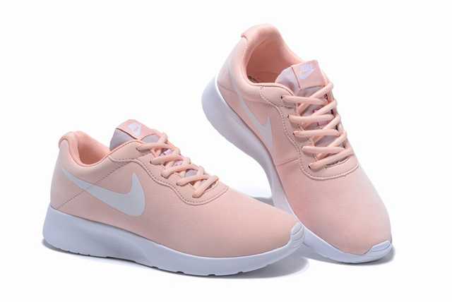 Les baskets Nike Tanjun Femme sont un témoignage de l'engagement de Nike à combiner style et innovation.