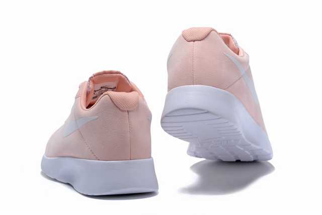 Les baskets Nike Tanjun Femme sont un témoignage de l'engagement de Nike à combiner style et innovation.