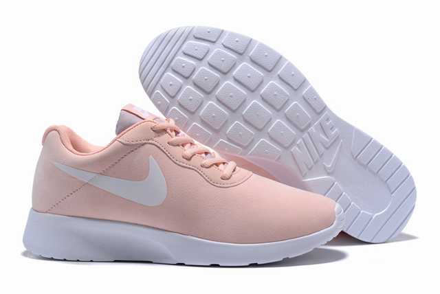 Les baskets Nike Tanjun Femme sont un témoignage de l'engagement de Nike à combiner style et innovation.