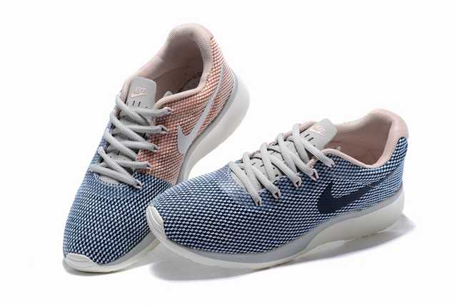 Les baskets Nike Tanjun Femme sont un témoignage de l'engagement de Nike à combiner style et innovation.