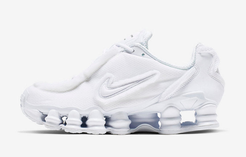 Le modèle baskets  Nike Shox TL Femme illustre l’engagement de Nike pour l'innovation et le design avant-gardiste.