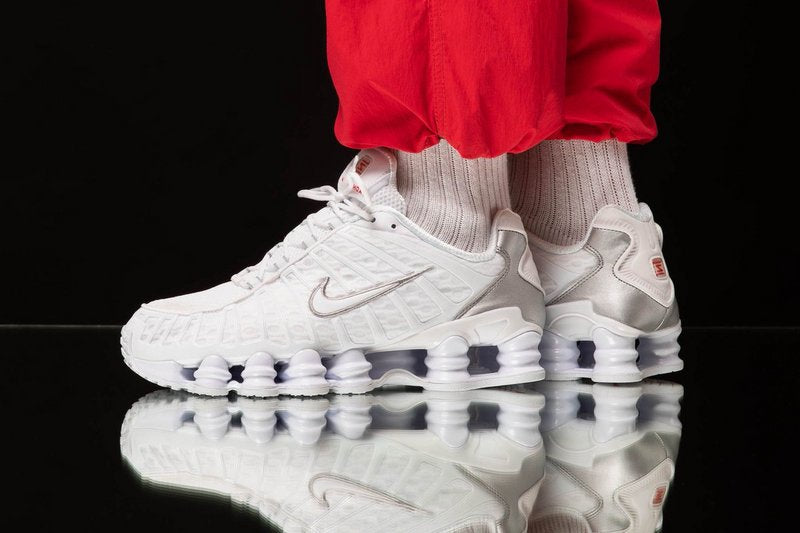 Le modèle baskets  Nike Shox TL Femme illustre l’engagement de Nike pour l'innovation et le design avant-gardiste.