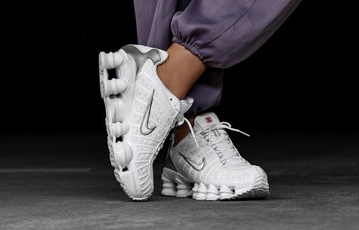 Le modèle baskets  Nike Shox TL Femme illustre l’engagement de Nike pour l'innovation et le design avant-gardiste.