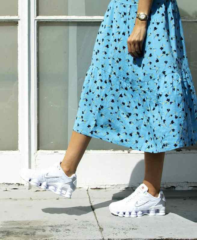 Le modèle baskets  Nike Shox TL Femme illustre l’engagement de Nike pour l'innovation et le design avant-gardiste.