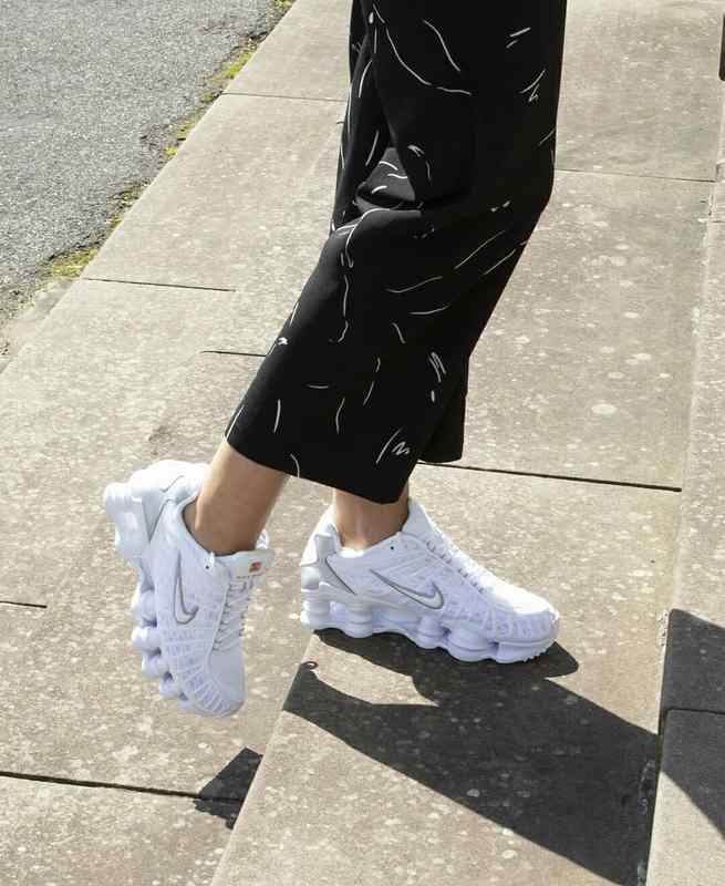 Le modèle baskets  Nike Shox TL Femme illustre l’engagement de Nike pour l'innovation et le design avant-gardiste.