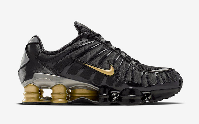 Le modèle baskets  Nike Shox TL Femme illustre l’engagement de Nike pour l'innovation et le design avant-gardiste.