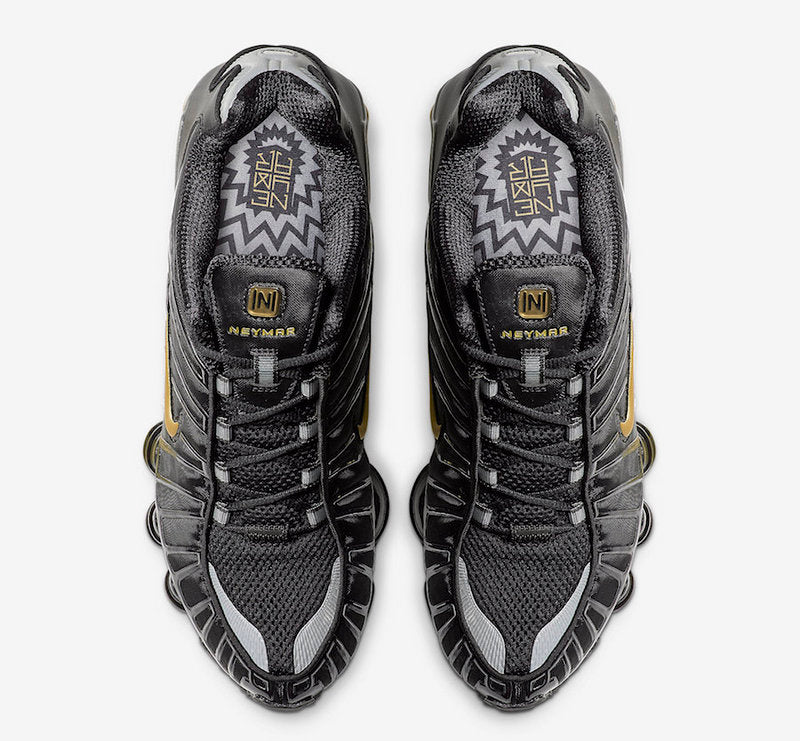 Le modèle baskets  Nike Shox TL Femme illustre l’engagement de Nike pour l'innovation et le design avant-gardiste.