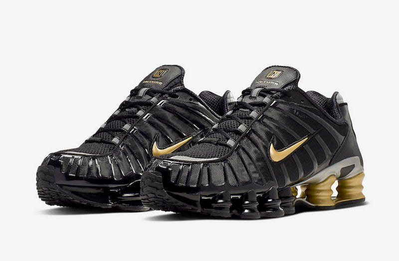 Le modèle baskets  Nike Shox TL Femme illustre l’engagement de Nike pour l'innovation et le design avant-gardiste.