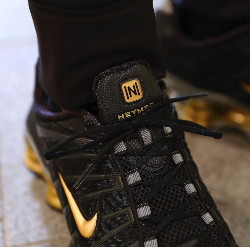 Le modèle baskets  Nike Shox TL Femme illustre l’engagement de Nike pour l'innovation et le design avant-gardiste.
