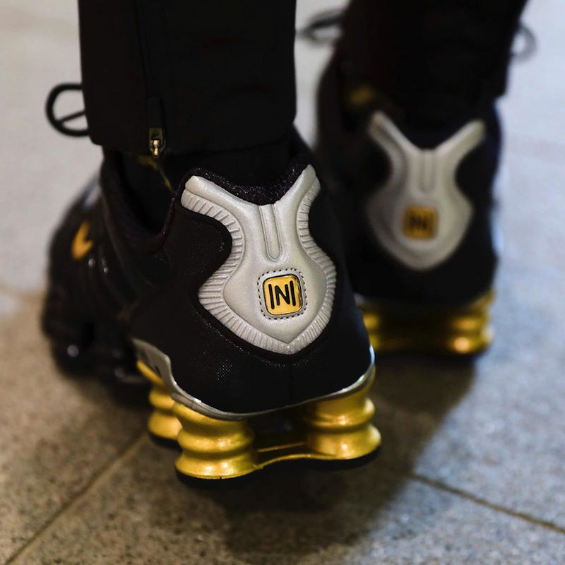 Le modèle baskets  Nike Shox TL Femme illustre l’engagement de Nike pour l'innovation et le design avant-gardiste.