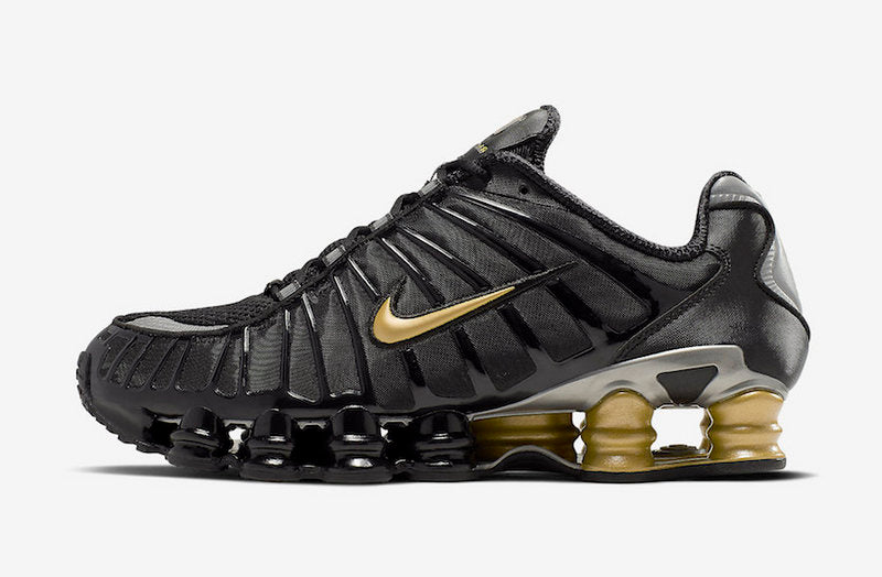 Le modèle baskets  Nike Shox TL Femme illustre l’engagement de Nike pour l'innovation et le design avant-gardiste.