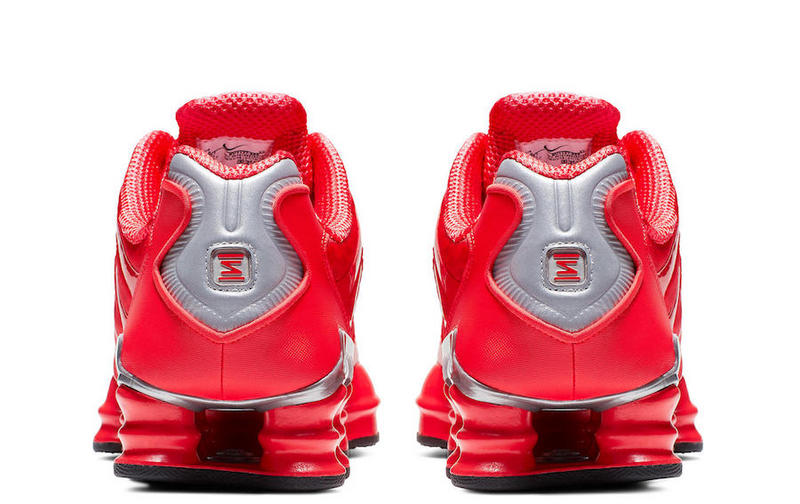 Le modèle baskets  Nike Shox TL Femme illustre l’engagement de Nike pour l'innovation et le design avant-gardiste.