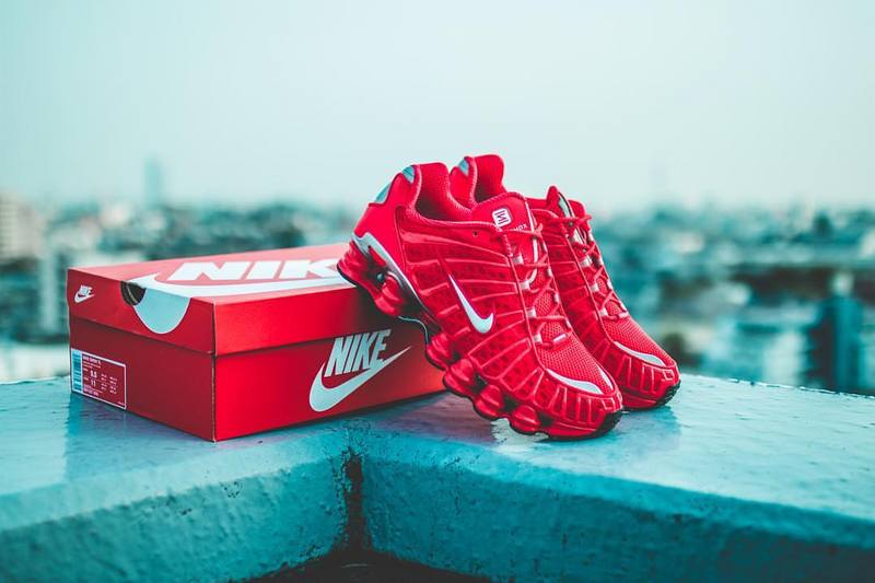 Le modèle baskets  Nike Shox TL Femme illustre l’engagement de Nike pour l'innovation et le design avant-gardiste.