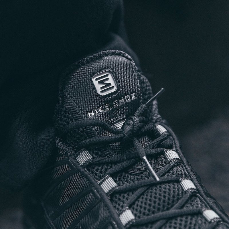 Issu de l’évolution iconique de la ligne Shox, le modèle Nike Shox TL Femme illustre l’engagement de Nike pour l'innovation et le design avant-gardiste.