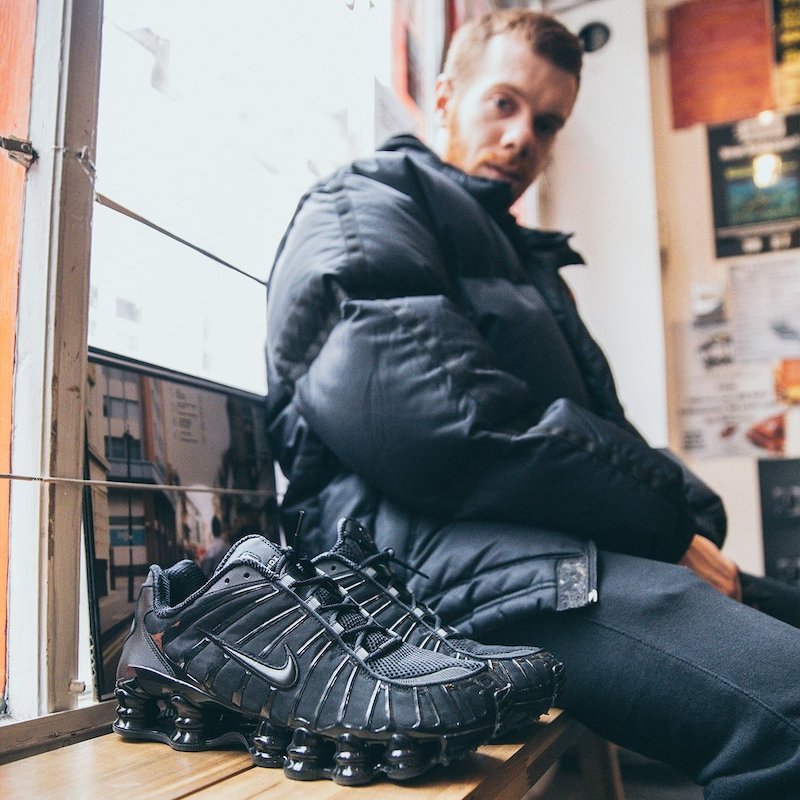 Issu de l’évolution iconique de la ligne Shox, le modèle Nike Shox TL Femme illustre l’engagement de Nike pour l'innovation et le design avant-gardiste.