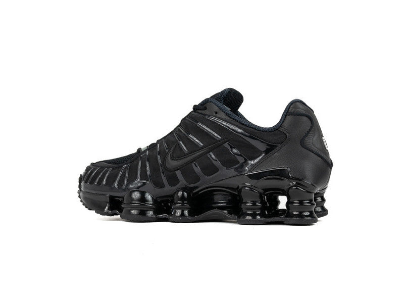Issu de l’évolution iconique de la ligne Shox, le modèle Nike Shox TL Femme illustre l’engagement de Nike pour l'innovation et le design avant-gardiste.