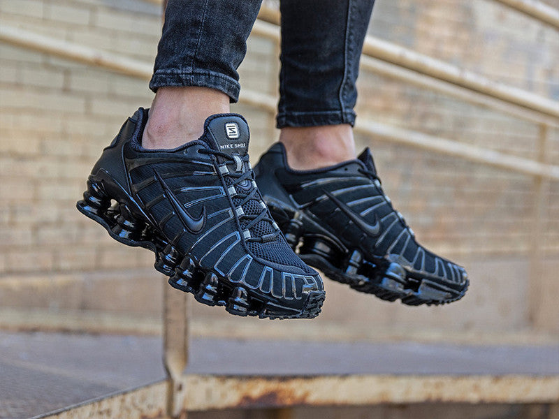 Issu de l’évolution iconique de la ligne Shox, le modèle Nike Shox TL Femme illustre l’engagement de Nike pour l'innovation et le design avant-gardiste.