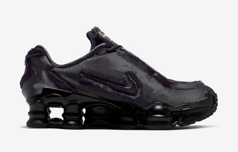 Le modèle baskets  Nike Shox TL Femme illustre l’engagement de Nike pour l'innovation et le design avant-gardiste.